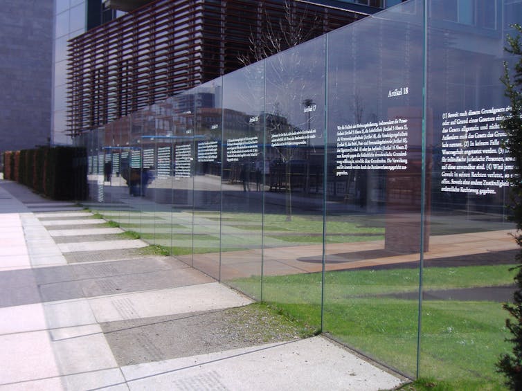 Um muro com as palavras da constituição alemã