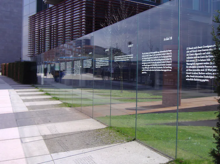 A wall bearing the words of the German constitution