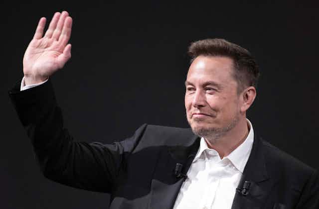 Elon Musk saludando.