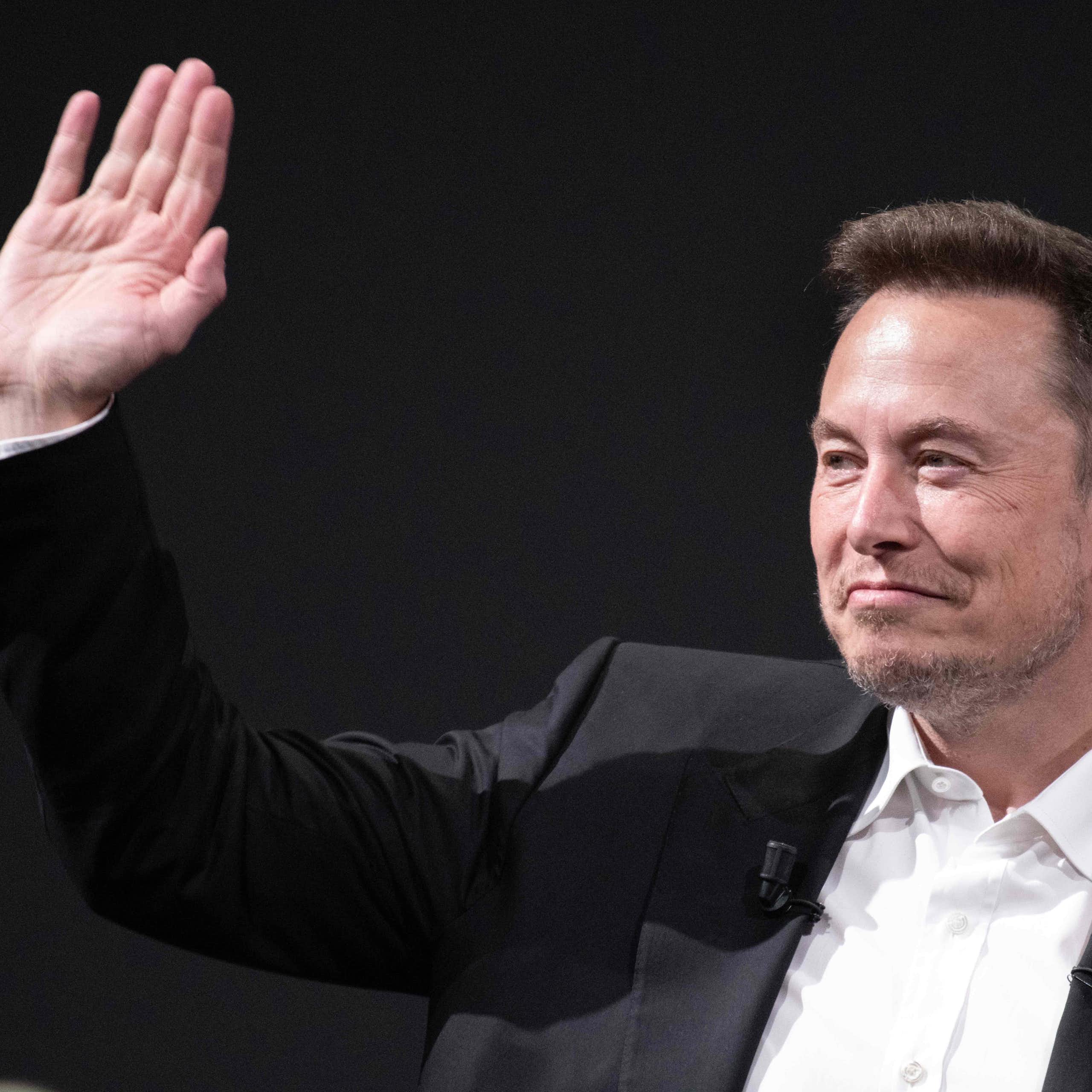 Elon Musk saludando.