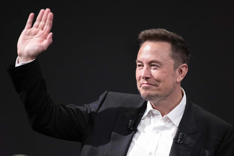 Elon Musk saludando.