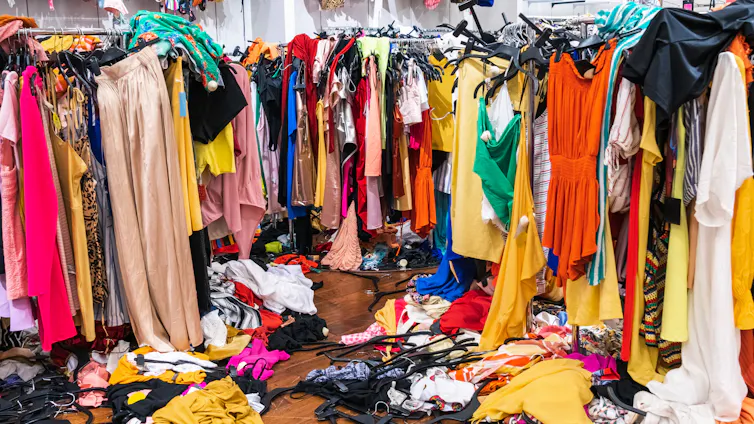 nombreux vêtements colorés accrochés en vrac