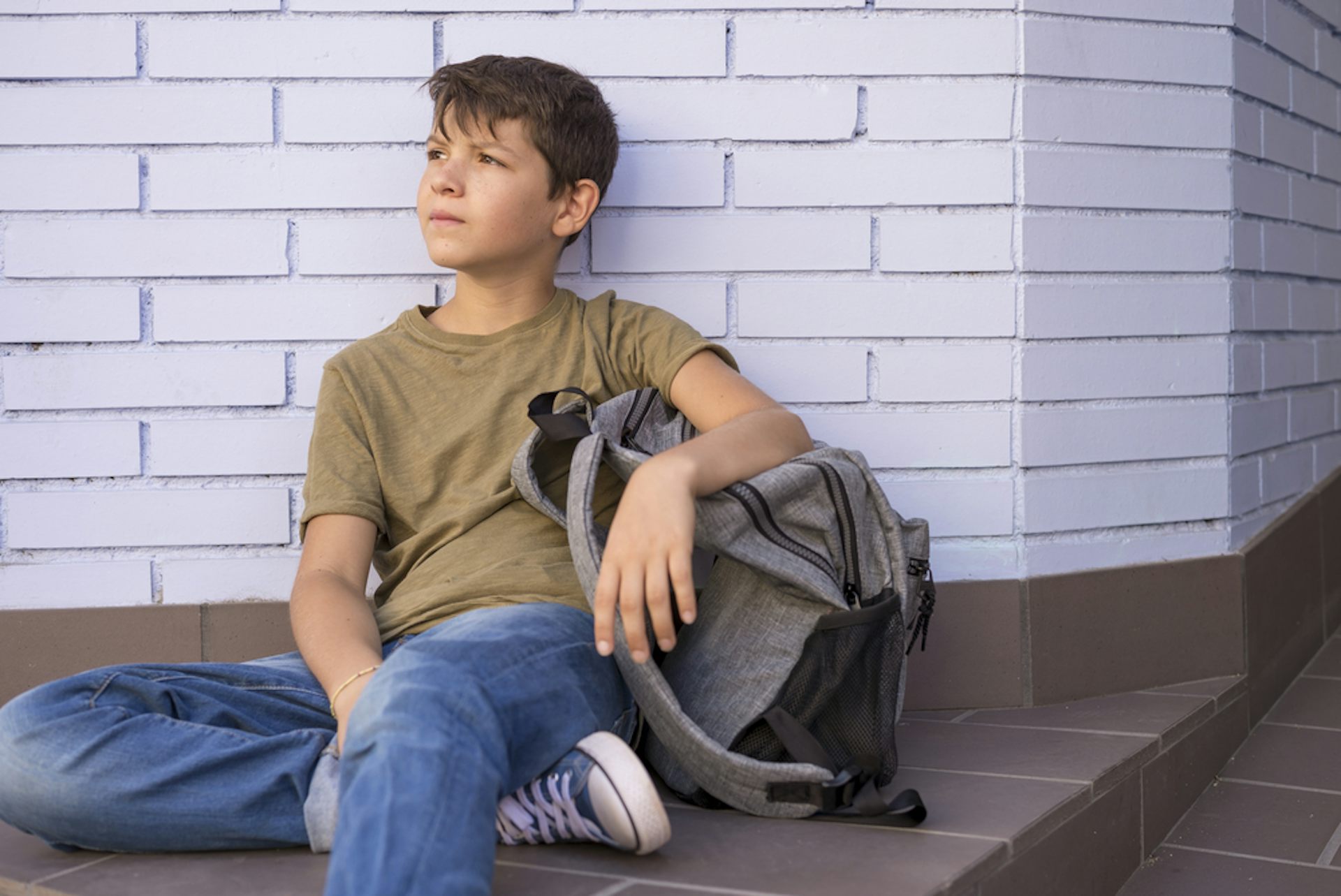 Un élève assis avec son sac à dos