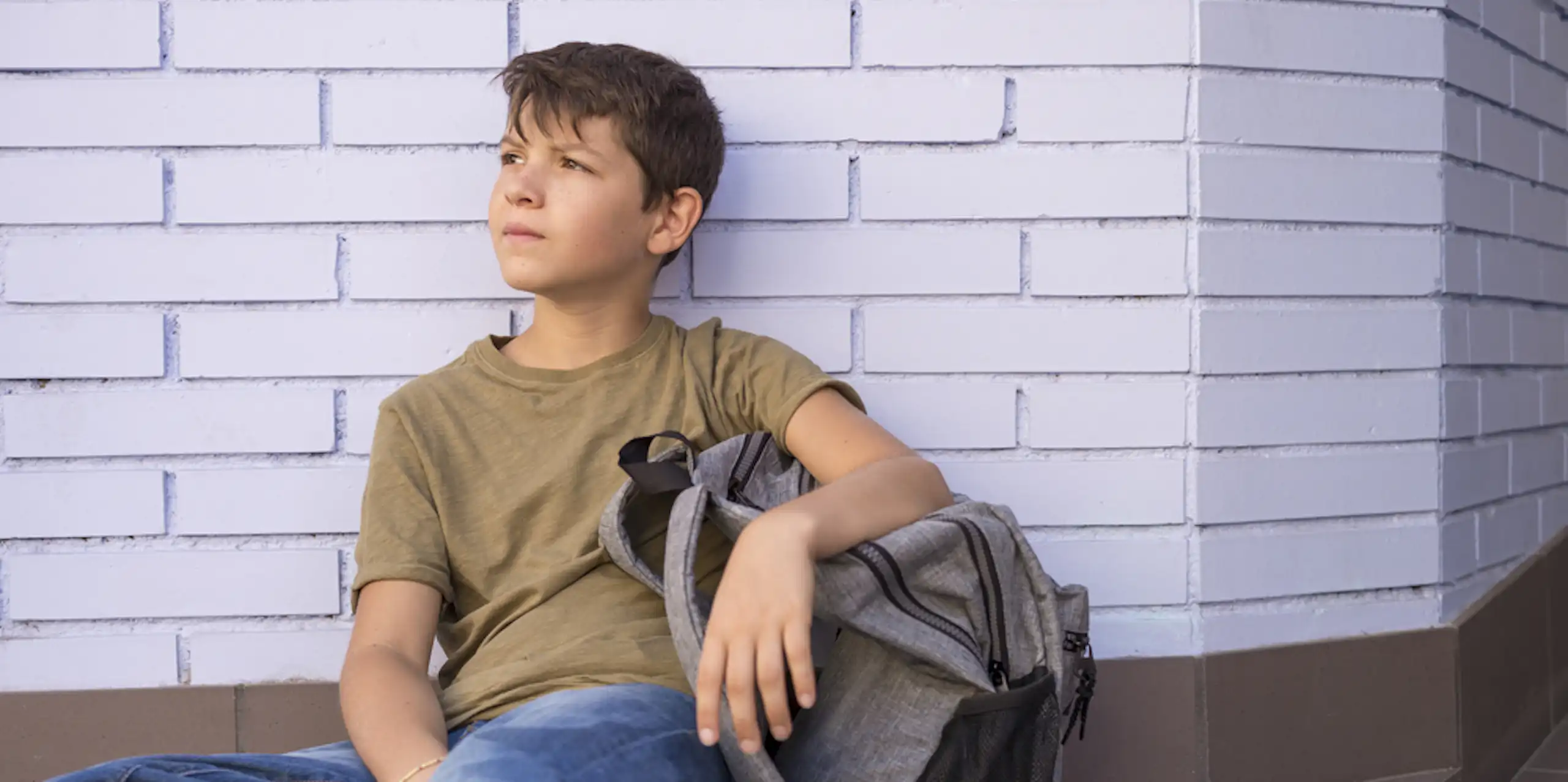 Un élève assis avec son sac à dos