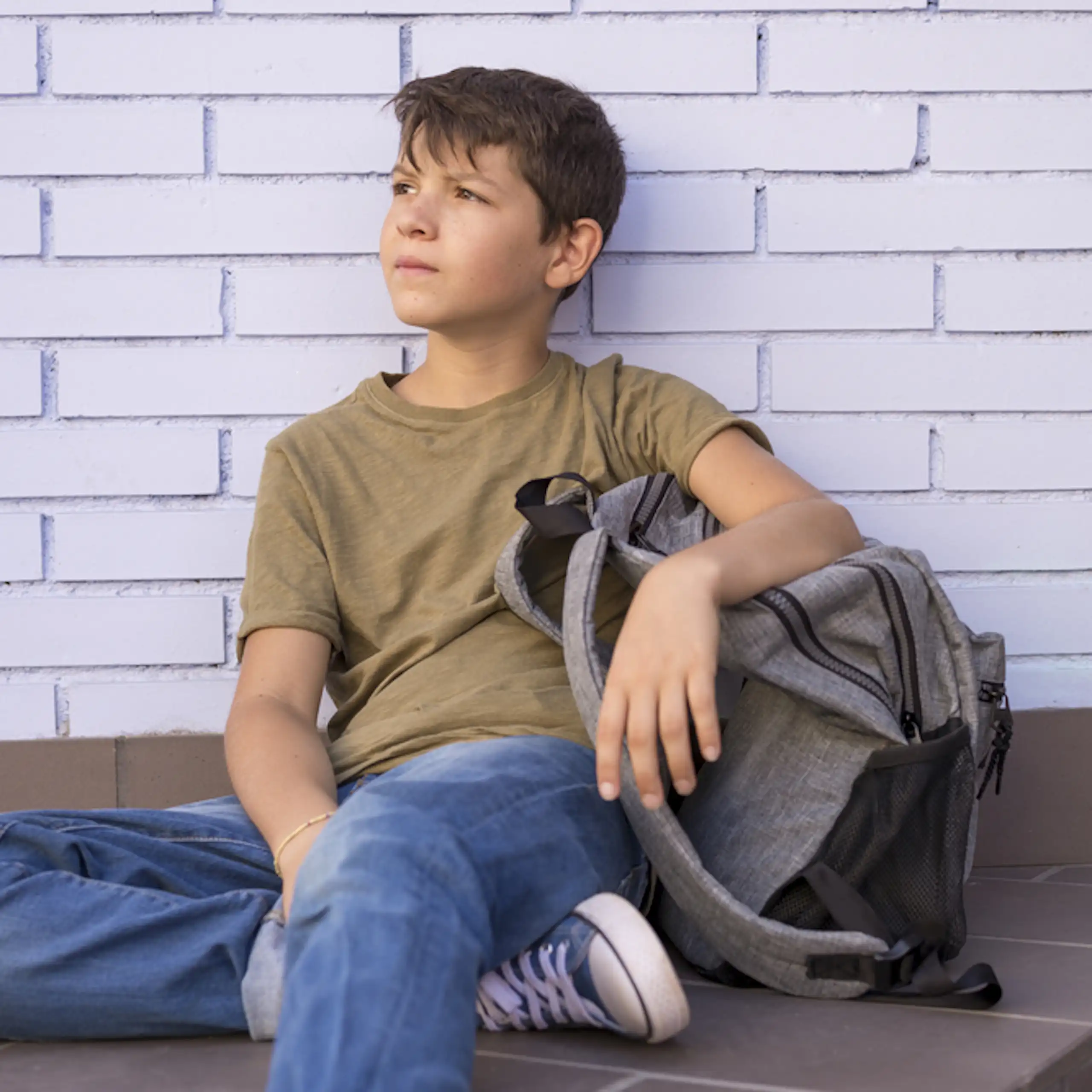 Un élève assis avec son sac à dos
