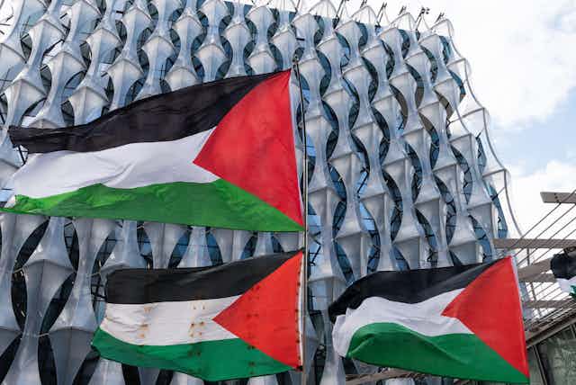 Bandeiras palestinas do lado de fora da embaixada dos EUA em Londres.