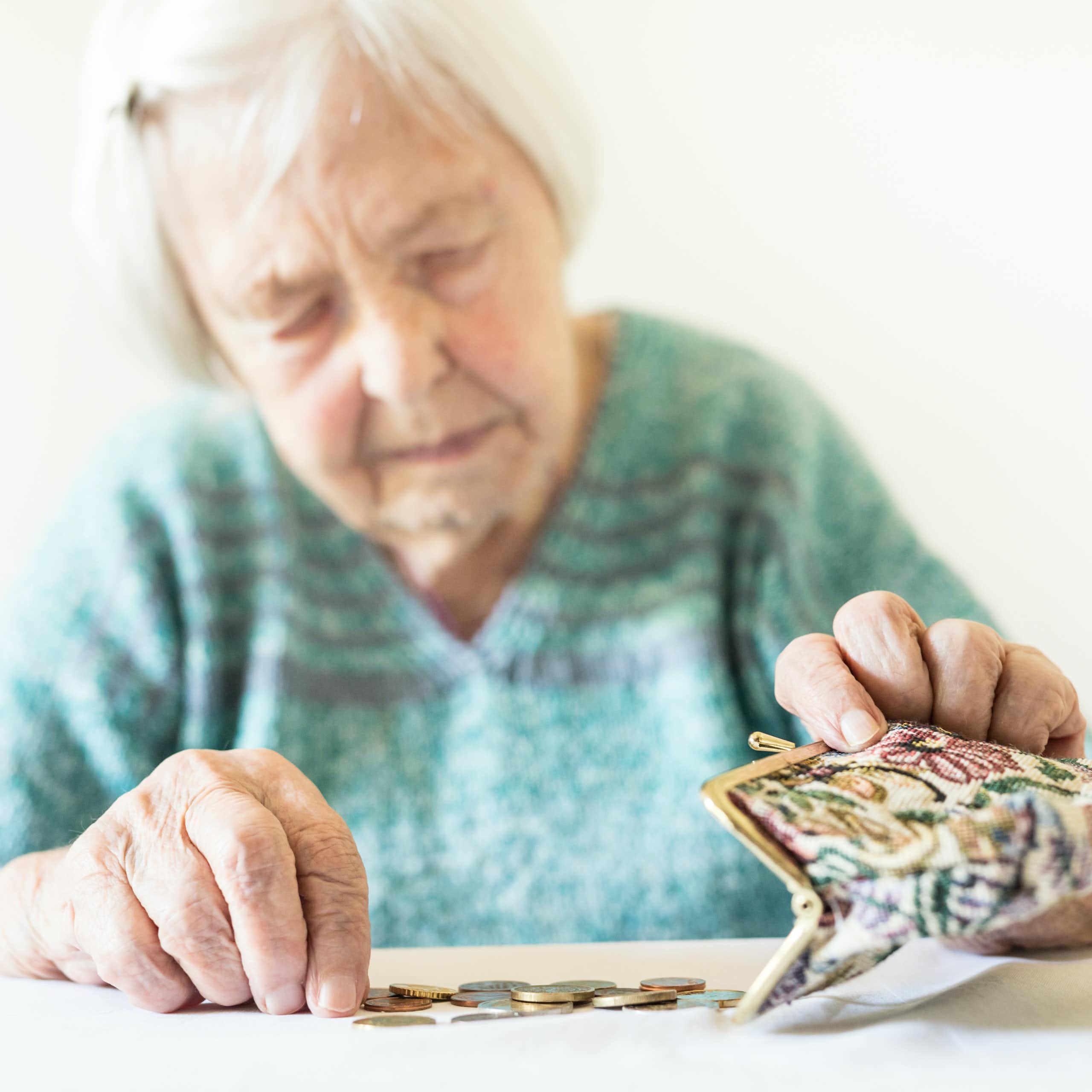 Desprotegidos por el escudo social: cómo viven la pobreza las personas mayores
