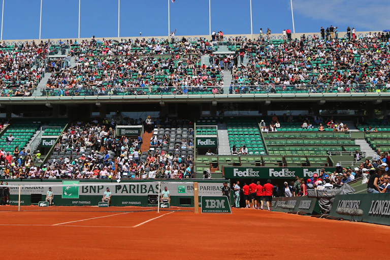 Une vue de Roland-Garros (terrain et gradins)