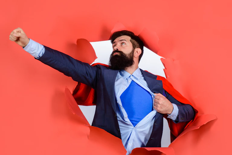 Un homme en costume porend un pose à la Superman.