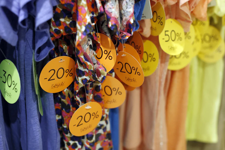 tshirts dans un magasin pendant les soldes
