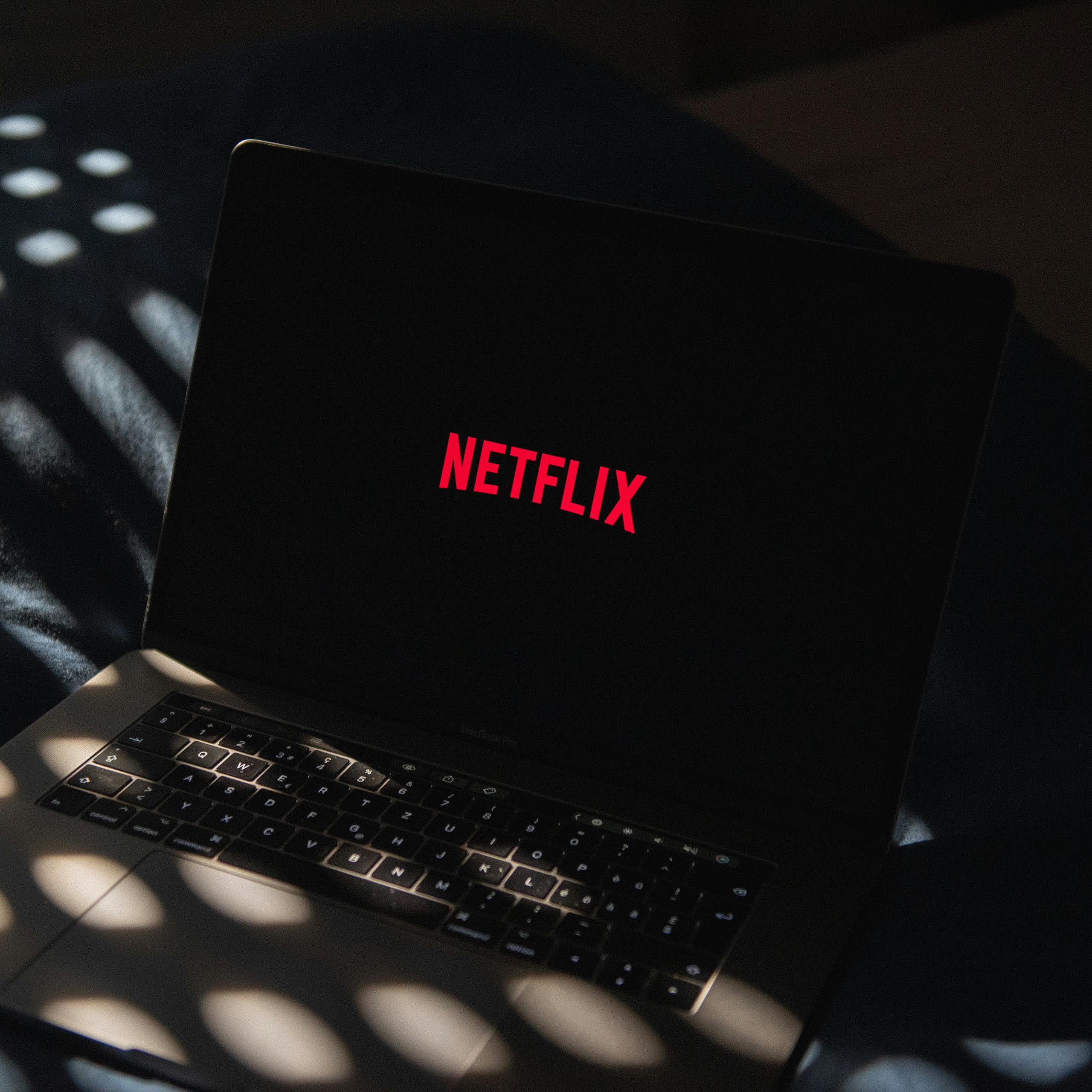 Un ordinateur sur lequel est affiché le logo de Netflix.