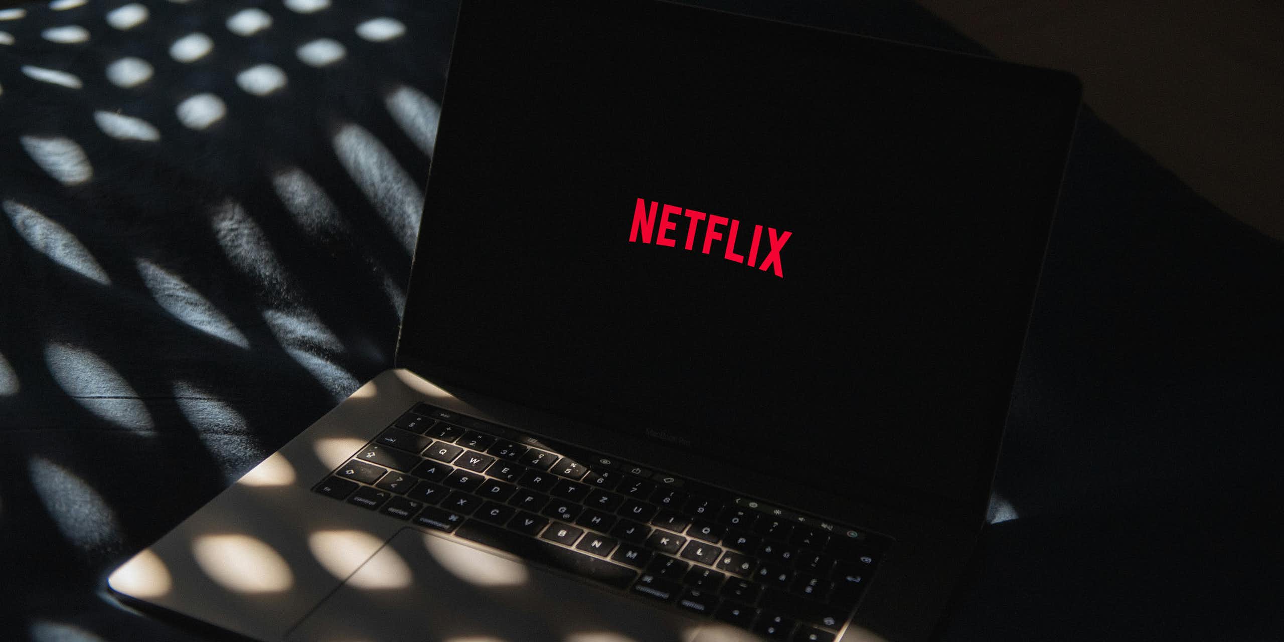 Un ordinateur sur lequel est affiché le logo de Netflix.