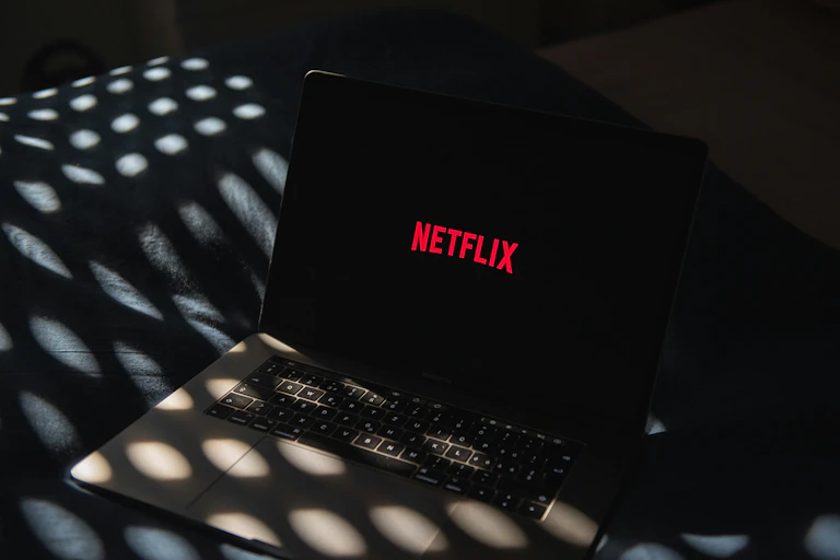 Un ordinateur sur lequel est affiché le logo de Netflix.