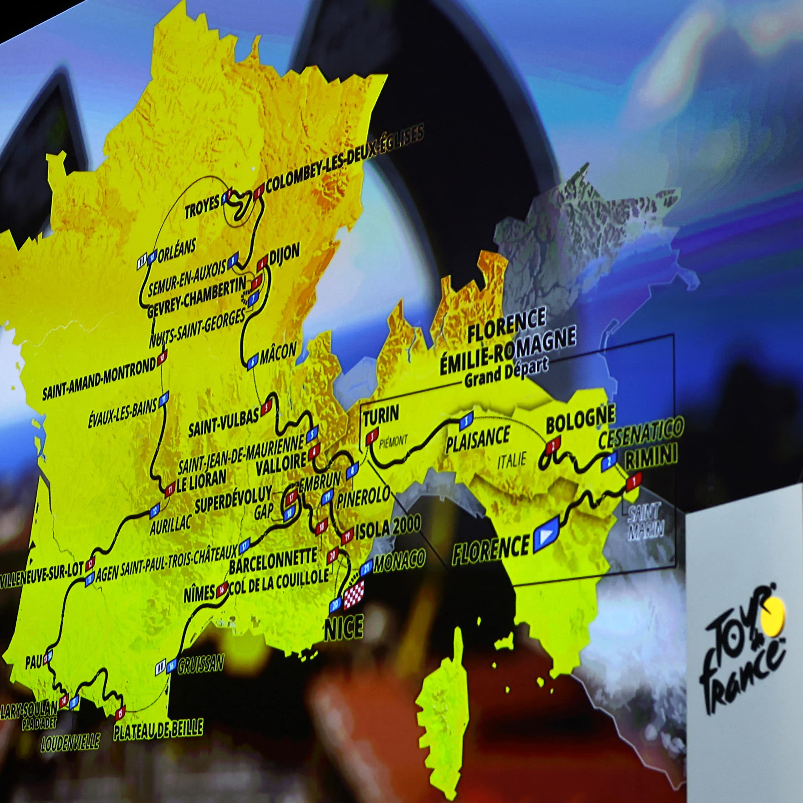 Les étapes du Tour de France 2024 projetées sur un écran