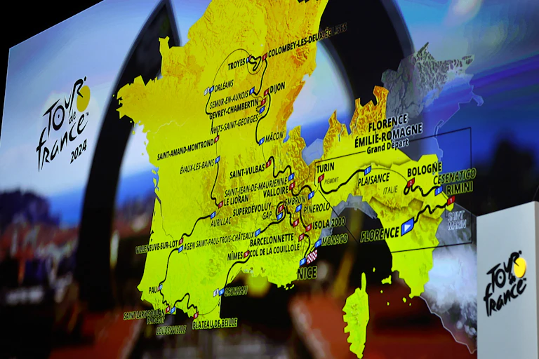 Les étapes du Tour de France 2024 projetées sur un écran