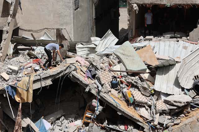 Un homme parcours les débris après un bombardement, dans la ville de Gaza-city.