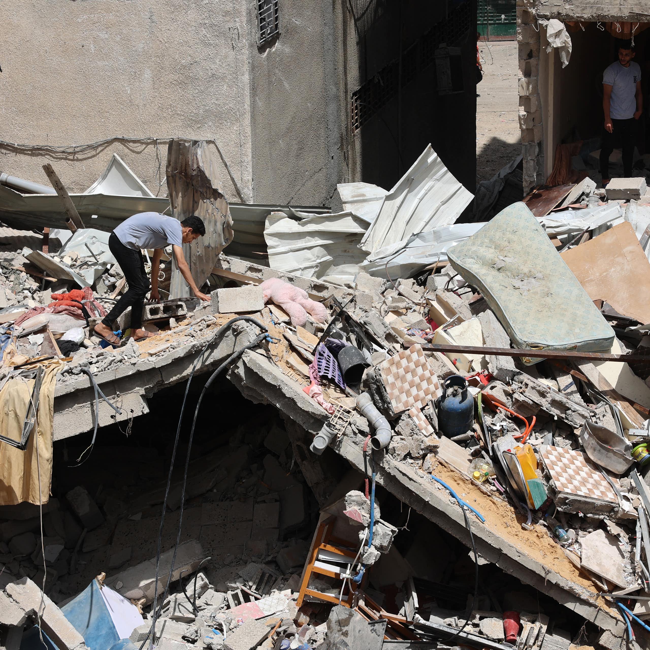 Un homme parcours les débris après un bombardement, dans la ville de Gaza-city.
