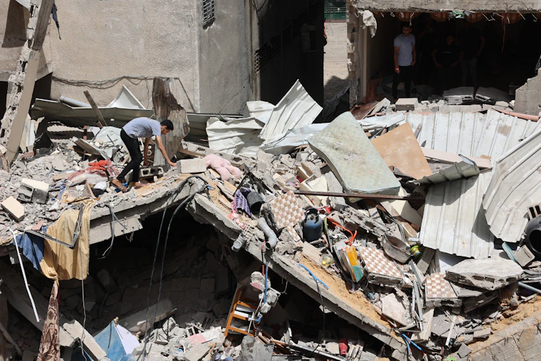 Un homme parcours les débris après un bombardement, dans la ville de Gaza-city.