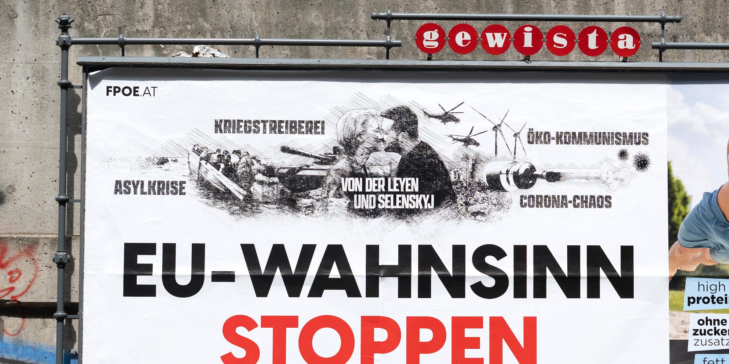 Un homme passe dans une rue de Vienne devant une affiche de campagne du FPÖ