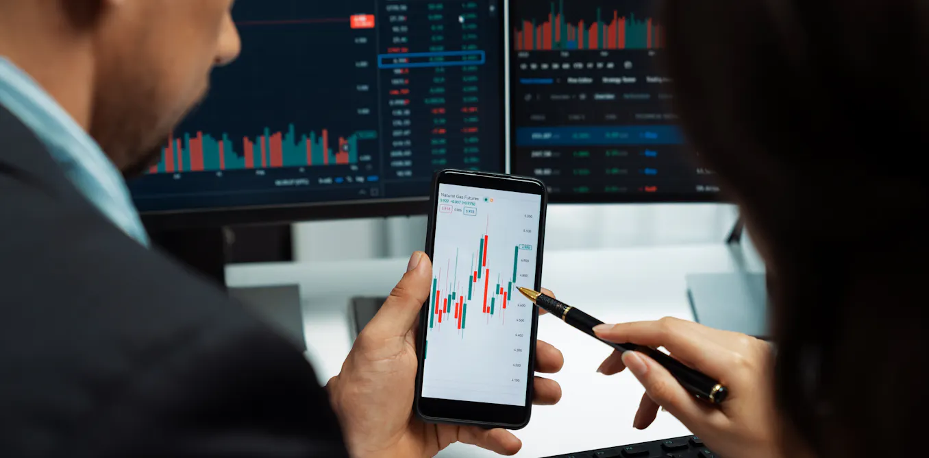 Should average Canadians follow Warren Buffett’s investment strategy? Should average Canadians follow Warren Buffett’s investment strategy?