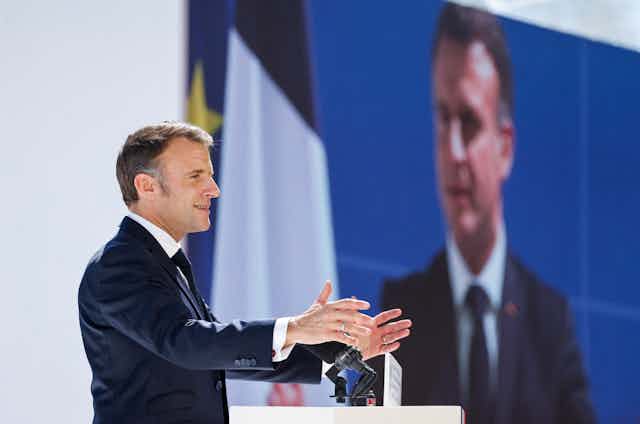 Le président français Emmanuel Macron prononce un discours lors de la cérémonie d'inauguration du centre de formation et d'innovation pour les métiers de la logistique durable et du transport maritime (TANGRAM) créé par le groupe CMA CGM à Marseille, le 8 mai 2024.