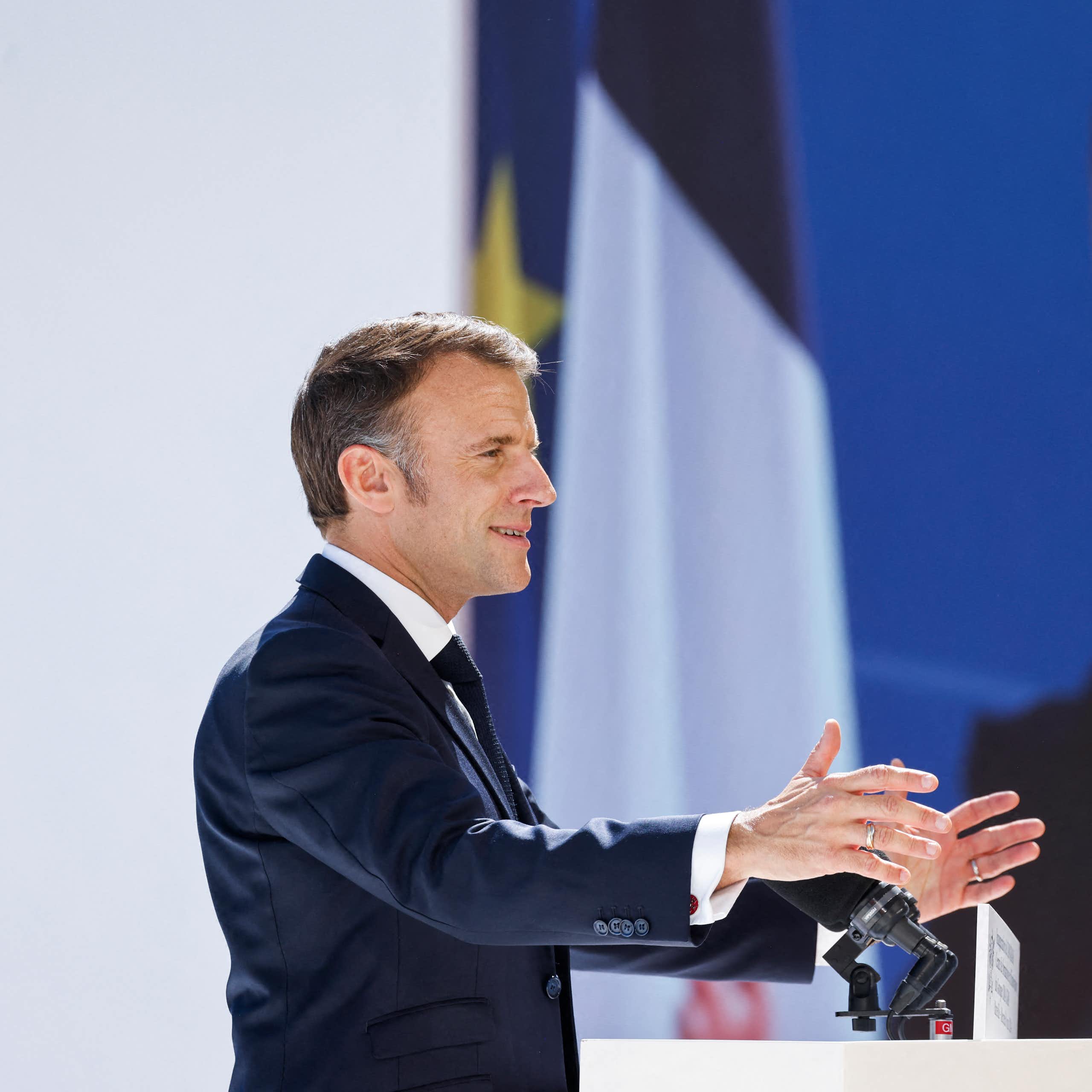 Le président français Emmanuel Macron prononce un discours lors de la cérémonie d'inauguration du centre de formation et d'innovation pour les métiers de la logistique durable et du transport maritime (TANGRAM) créé par le groupe CMA CGM à Marseille, le 8 mai 2024.