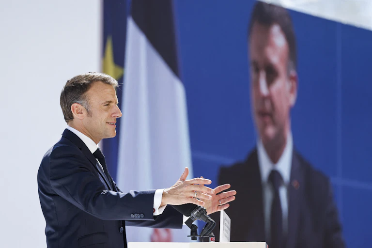 Le président français Emmanuel Macron prononce un discours lors de la cérémonie d'inauguration du centre de formation et d'innovation pour les métiers de la logistique durable et du transport maritime (TANGRAM) créé par le groupe CMA CGM à Marseille, le 8 mai 2024.