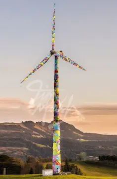 éolienne multicolore dans un paysage