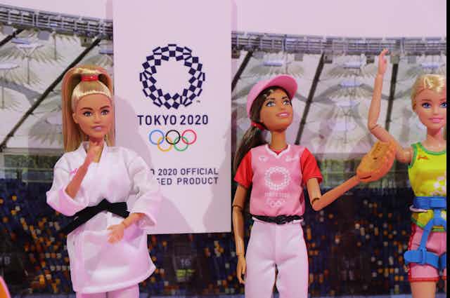 Trois poupées Barbie