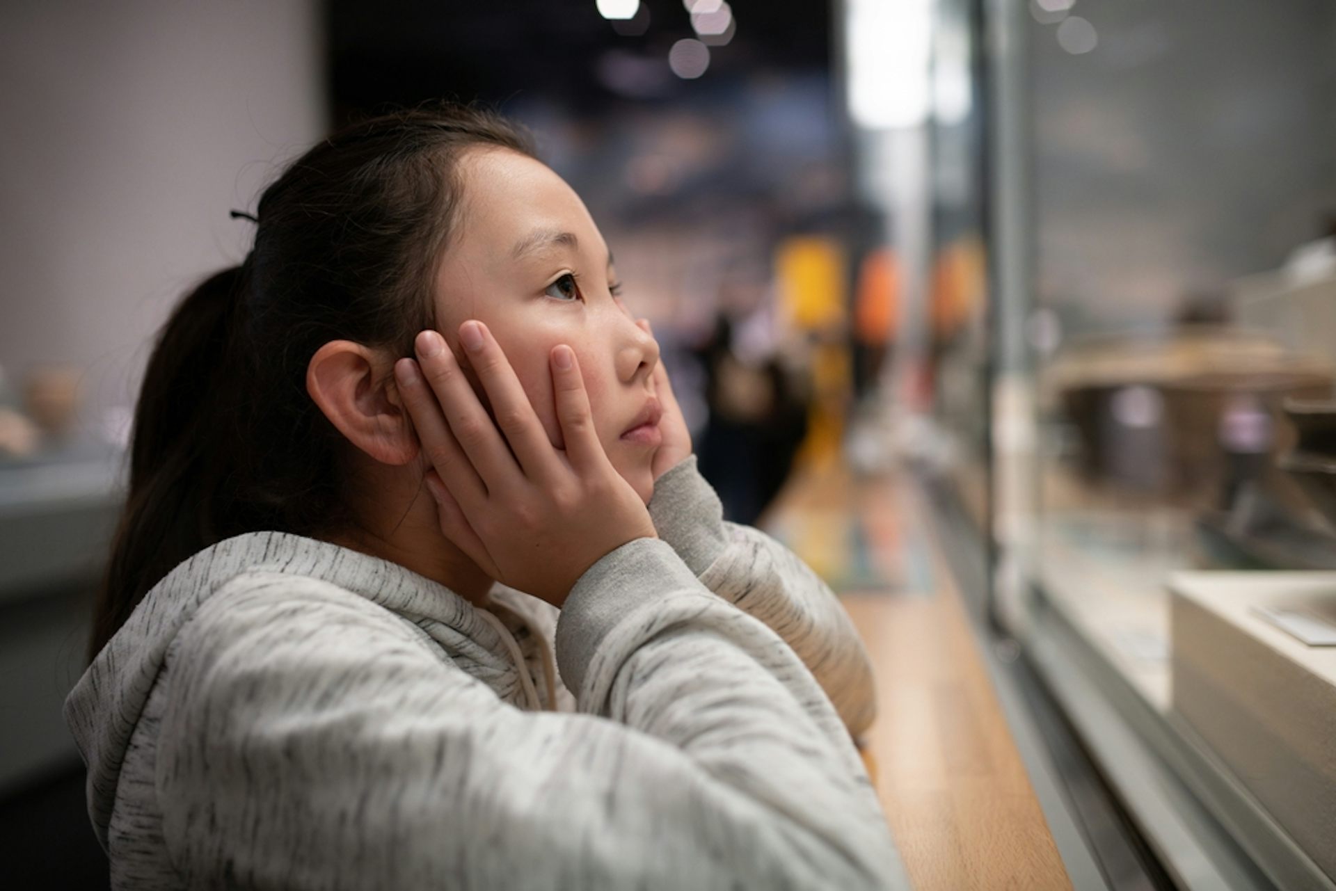 Une personne regardant avec attention un tableau