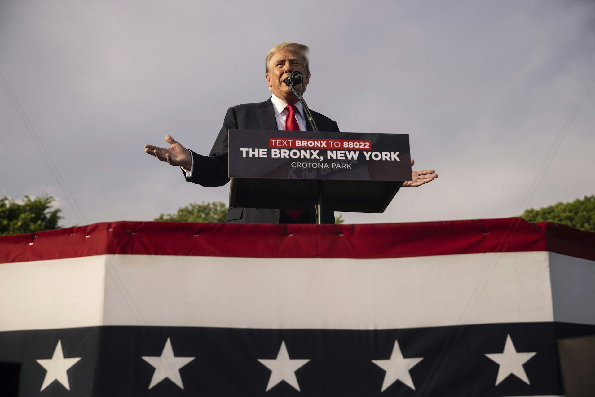 Donald Trump debout à une tribune