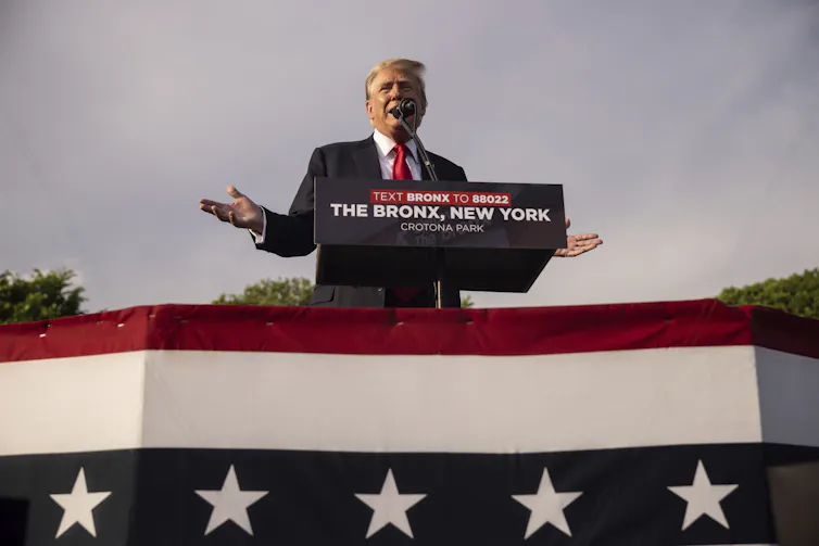 Donald Trump debout à une tribune