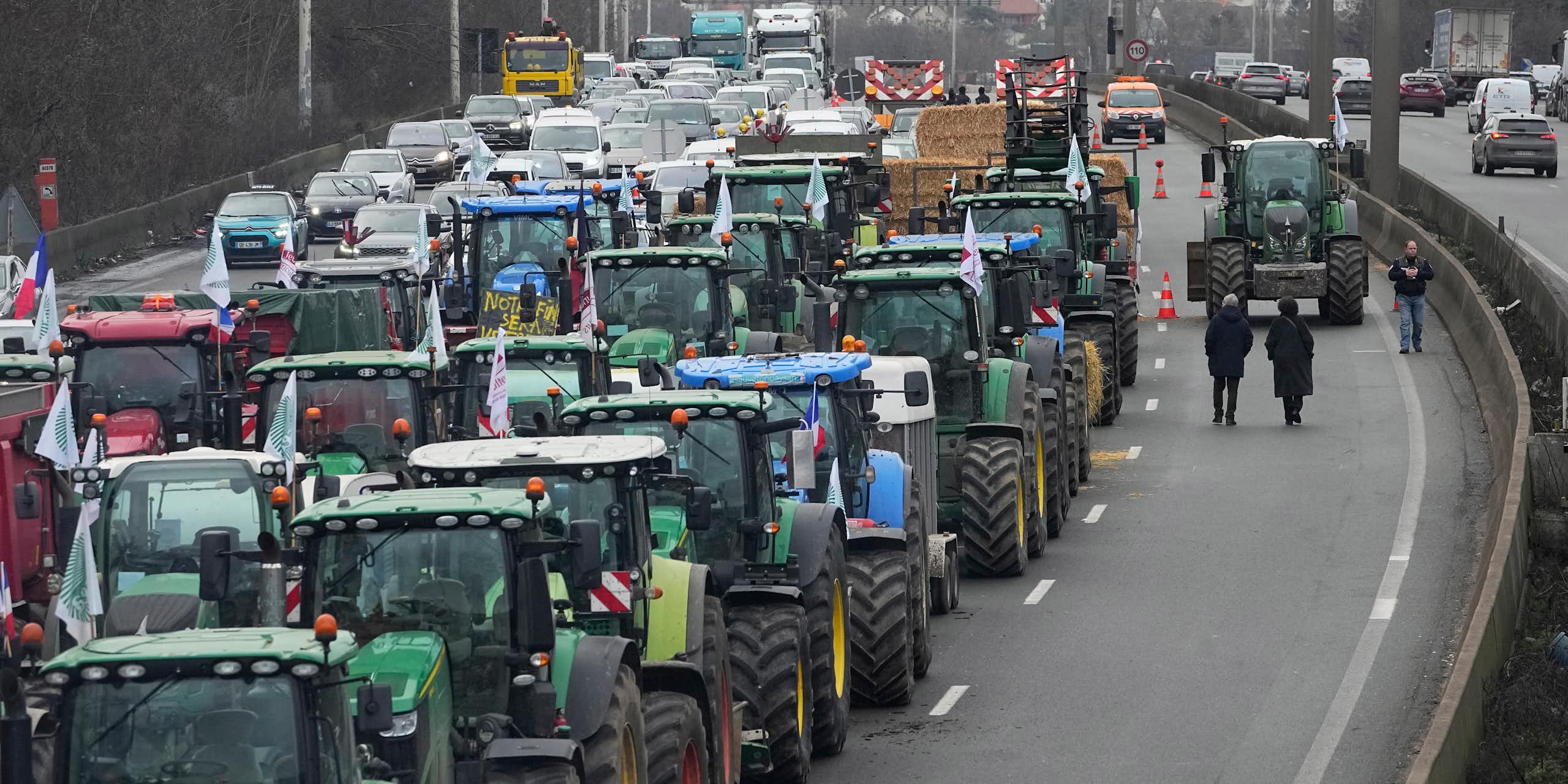 Des tracteurs occupent trois voies d'une autoroute