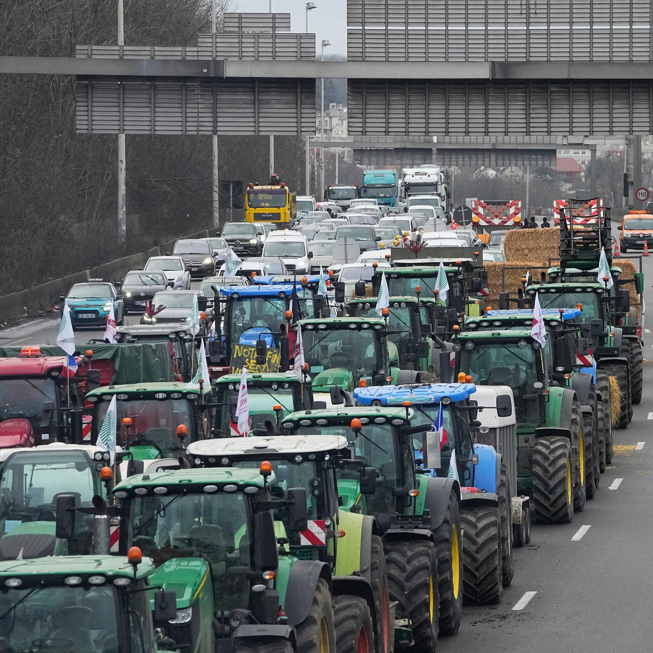 Des tracteurs occupent trois voies d'une autoroute