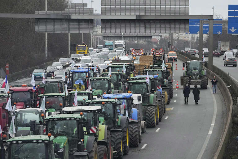 Des tracteurs occupent trois voies d'une autoroute