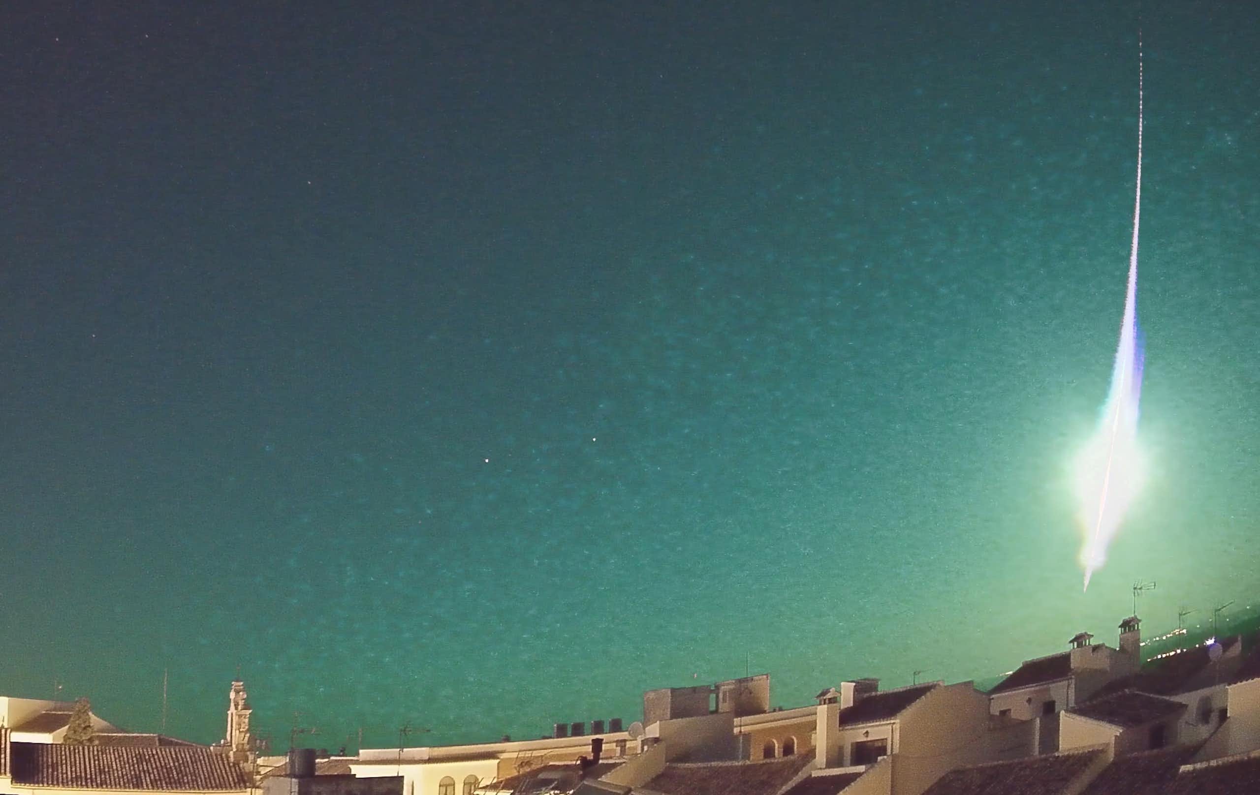 Um bola luminosa é vista no céu de Sevilha, Espanha