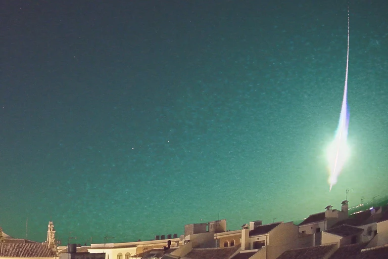 Um bola luminosa é vista no céu de Sevilha, Espanha