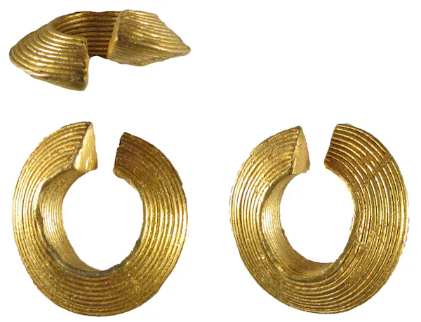 Tres ángulos de un anillo de bloqueo dorado.