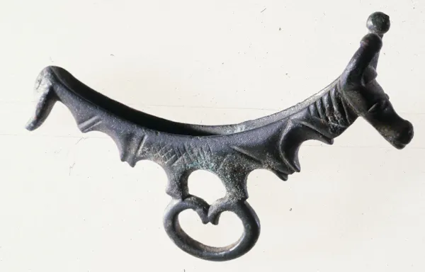Un fragmento de bronce de un molinillo cosmético.