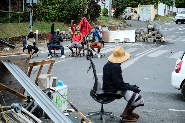 Des indépendantistes régulent la circulation à un barrage routier dans le quartier de Magenta Tour à Nouméa, en Nouvelle-Calédonie, le 22 mai 2024.