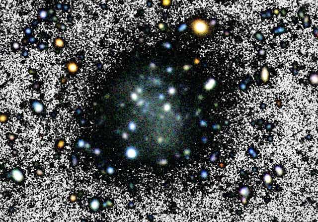 Um objeto difuso no centro de uma imagem astronômica