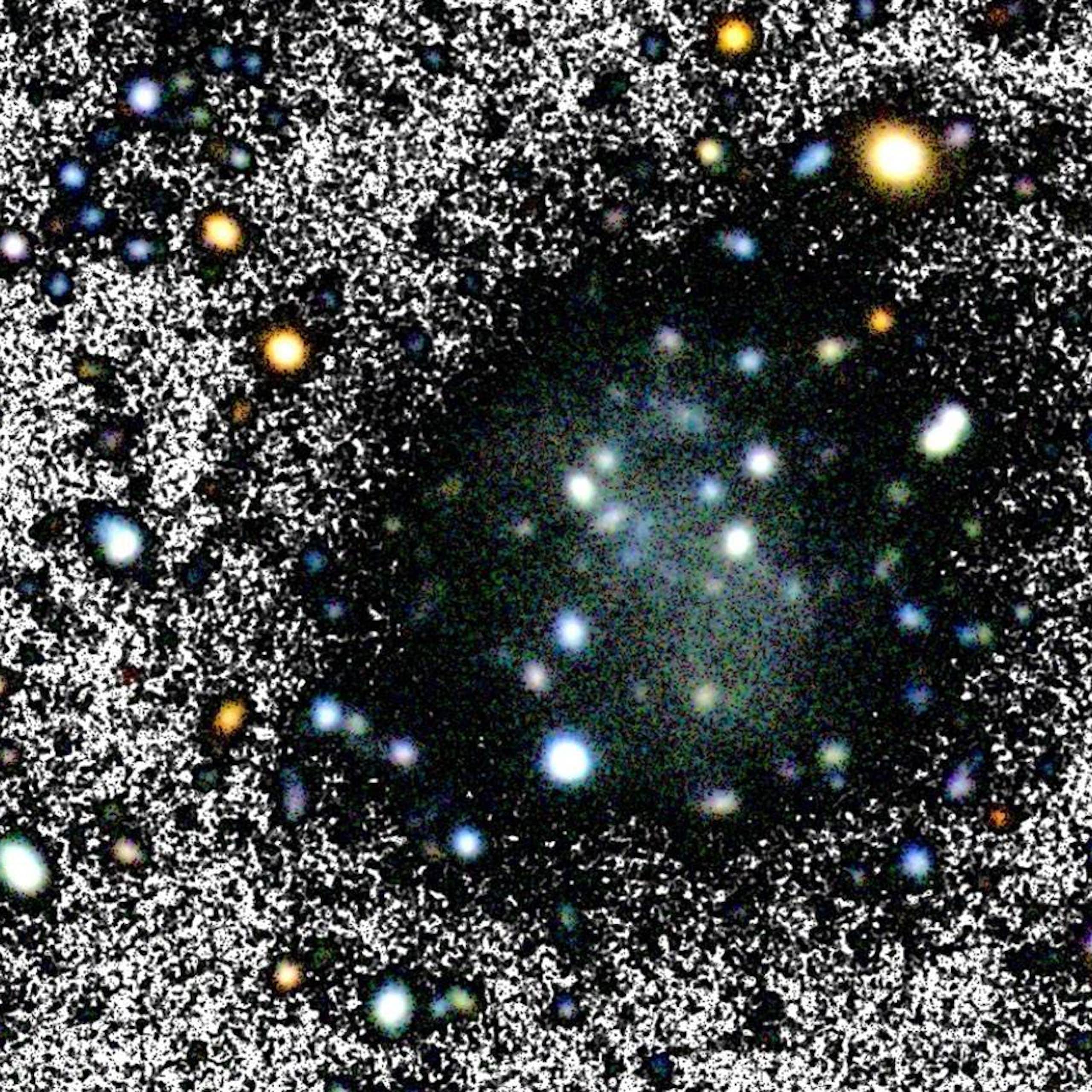 Um objeto difuso no centro de uma imagem astronômica