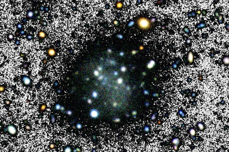 Um objeto difuso no centro de uma imagem astronômica