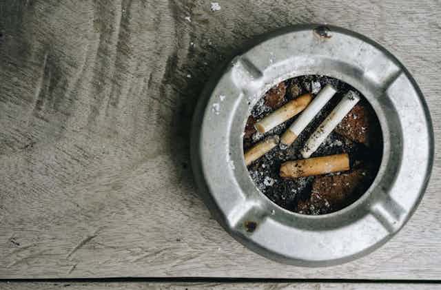 Des cigarettes dans un cendrier.