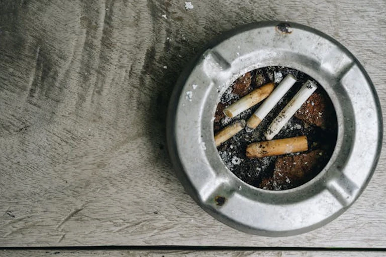 Des cigarettes dans un cendrier.