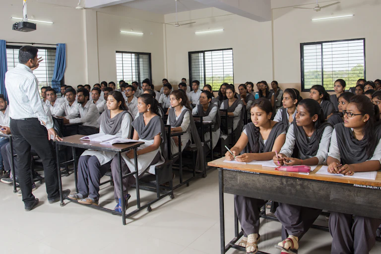 Une salle de classe d'une école d'ingénieurs à Mumbai en Inde