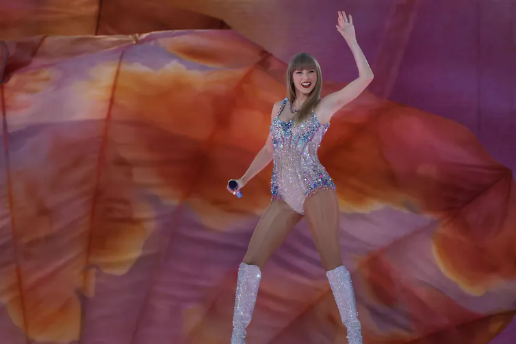 Taylor Swift on stage.