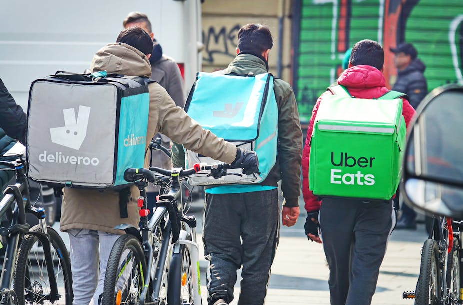 des livreurs Deliveroo et Uber eats en train de manifester pour leurs droits 
