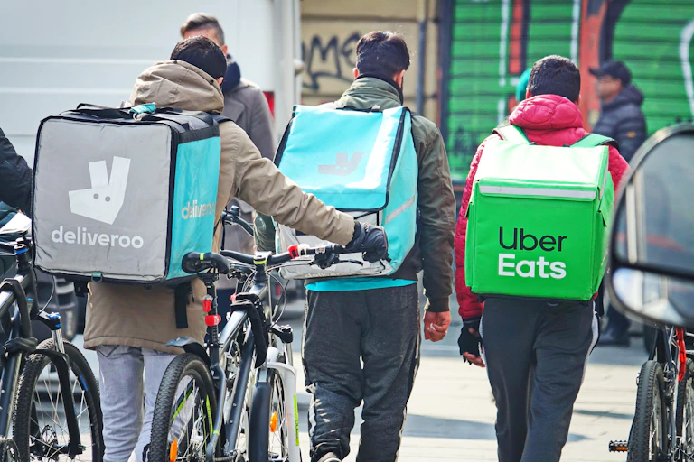 des livreurs Deliveroo et Uber eats en train de manifester pour leurs droits