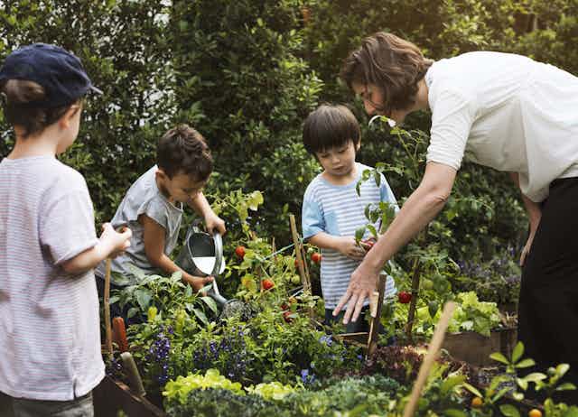 Enfants en train de jardiner
